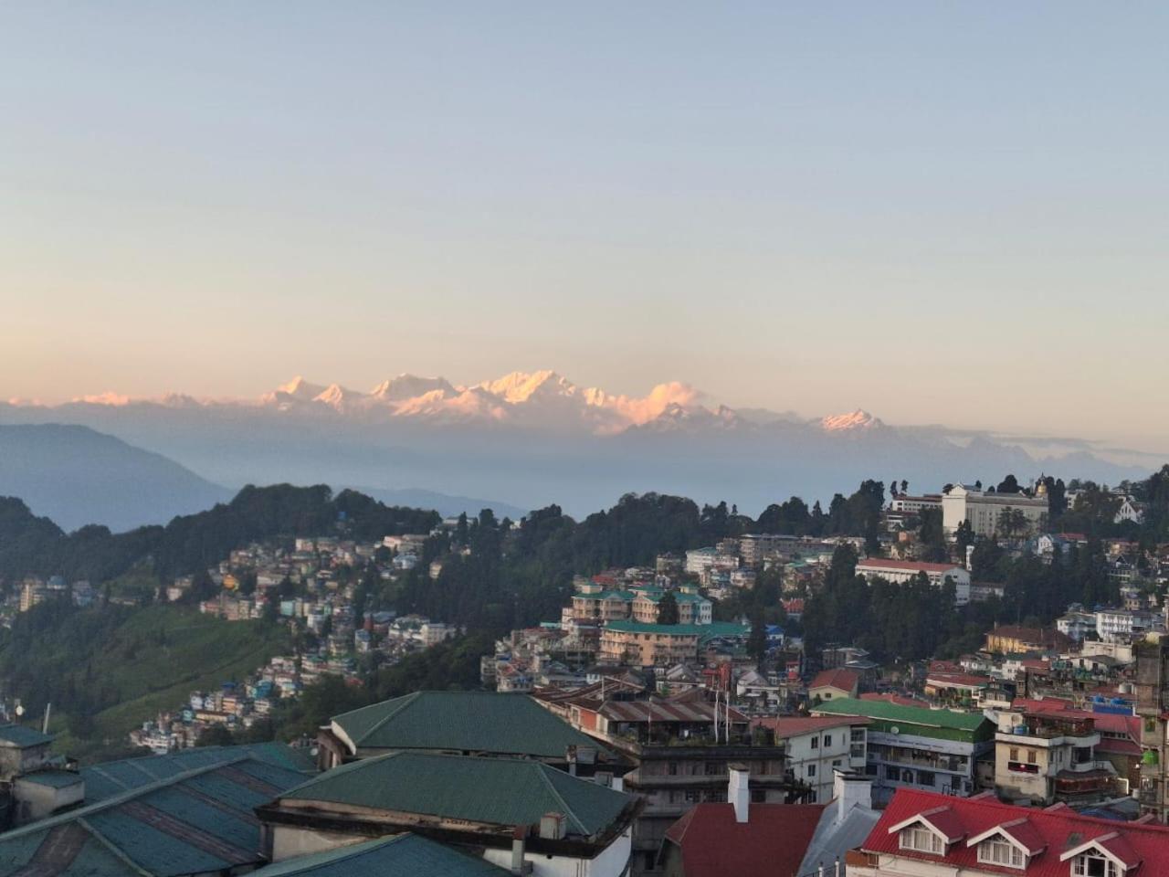 Monratino Himadrie -2 Mins Walk From Mall Road - All Rooms Have Kanchenjunga Mountain View Darjeeling  Extérieur photo