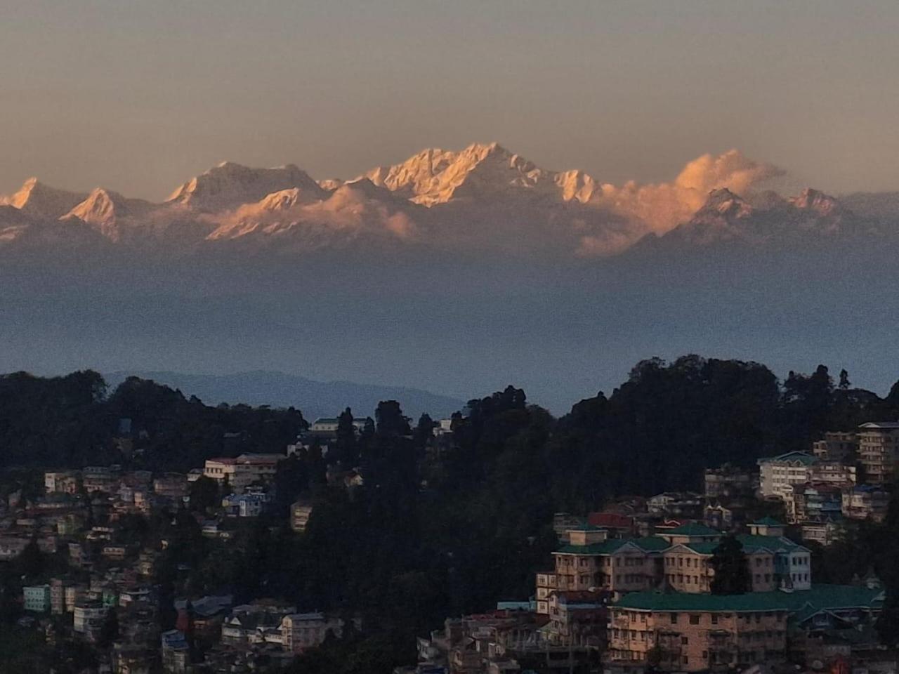 Monratino Himadrie -2 Mins Walk From Mall Road - All Rooms Have Kanchenjunga Mountain View Darjeeling  Extérieur photo